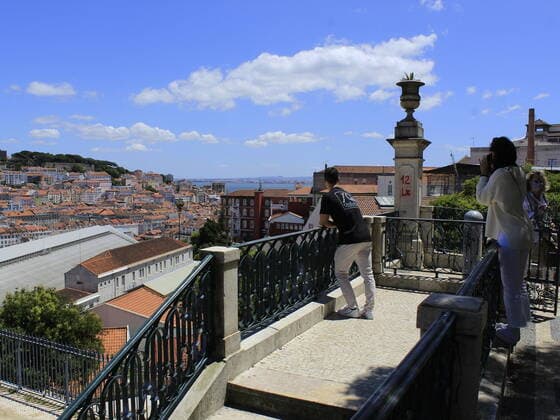 May 23, 2021, Lisbon, Portugal: Tourists movement at the Sao Pedro de Alcantara viewpoint, in a panoramic point with a total view of the Lisbon, this Sunday (23).  Copyright: xEdsonxdexSouzax