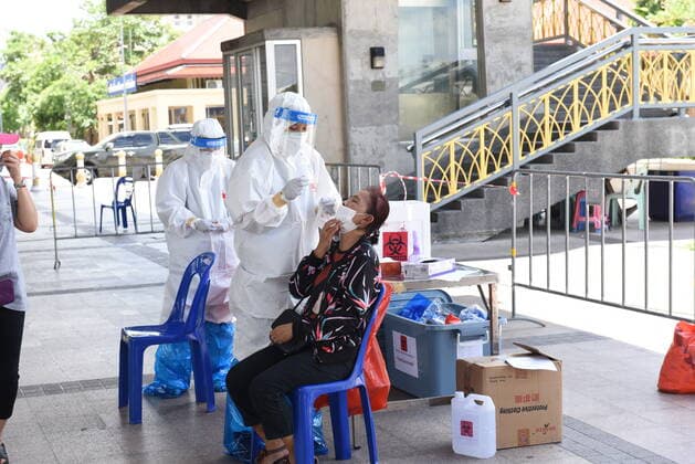 Thailand: Wade to screen for COVID-19 in Bangkok BANGKOK, THAILAND - May 23, 2021 Medical staff Screening of COVID-19 by inserting a cotton swab into the nasal cavity, this woman s swab test. To detect the COVID-19 virus at the park area under Rama VIII Bridge, which is the Coronavirus disease (COVID-19) pandemic infection. Bangkok Thailand Bangkok Copyright: TeeraxNoisakran