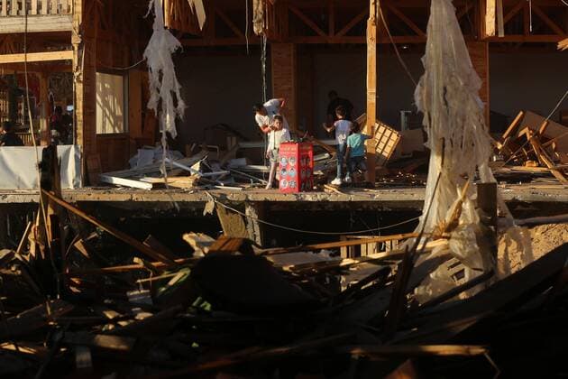 Coronavirus in Kanada, Premierminister von Nova Scotia Iain Rankin bekommt Pfizer-BioNTech Impfung May 23, 2021, Gaza city, Gaza Strip, Palestinian Territory: Palestinians enjoy their time in a cafe damaged by Israeli airstrike on the beach in Gaza city, on May 23, 2021. Gazans tried to piece back their lives after a devastating 11-day conflict with Israel that killed more than 200 people and made thousands homeless in the impoverished Palestinian enclave Gaza city Palestinian Territory - ZUMAap3_ 20210523_zaf_ap3_204 Copyright: xAshrafxAmrax