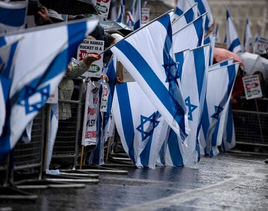 Coronavirus in Kanada, Premierminister von Nova Scotia Iain Rankin bekommt Pfizer-BioNTech Impfung News Themen der Woche KW20 May 23, 2021, London, United Kingdom: Protesters wave Israeli flags at the Israeli Embassy on High Street Kensington during the demonstration..A pro Israeli demonstration held around Embassy of Israel in solidarity with Israel after cease-fire agreement between Israel and Hamas on May 21, 2021 in Gaza City. London United Kingdom - ZUMAs197 20210523_zaa_s197_155 Copyright: xLoredanaxSangiulianox