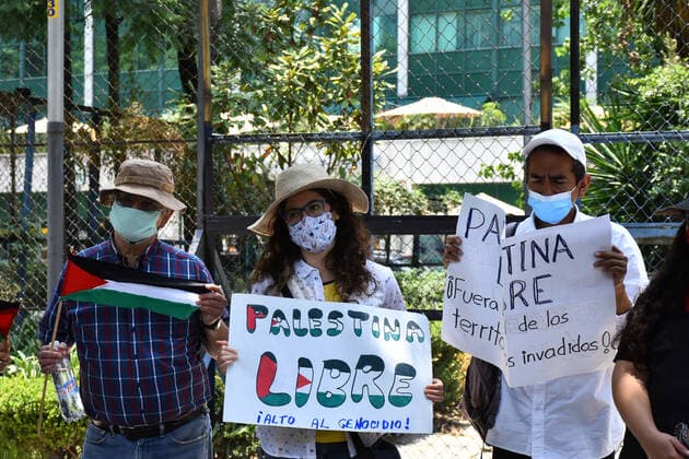 Rally To Defend Palestine In Mexico MEXICO CITY, MEXICO - MAY 23: Demonstrators take part during a rally to support of Palestine outside of U.S Embassy in Mexico on May 23, 2021 in Mexico City, Mexico Copyright: xCarlosxTischlerx EYEPIXGROUP_CT_23052021_7396