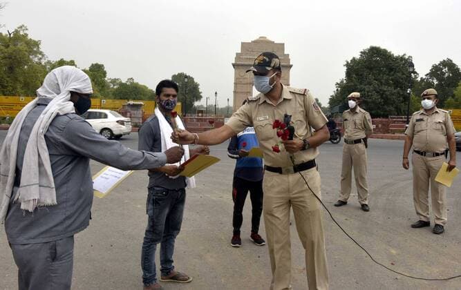 Coronavirus in Kanada, Premierminister von Nova Scotia Iain Rankin bekommt Pfizer-BioNTech Impfung News Bilder des Tages NEW DELHI, INDIA - MAY 23: Delhi police officer offer flowers to people who stepped out of their homes during lockdown and requested them to stay indoor and follow covid guidelines At India Gate on May 23, 2021 in New Delhi, India. Police also distributed masks and sanitizers to the violators. Delhi reported 1649 new cases of COVID on May 23.(Photo by Sonu Mehta Hindustan Times) Delhi Police Give Roses To Lockdown Violators