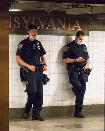 Coronavirus in Kanada, Premierminister von Nova Scotia Iain Rankin bekommt Pfizer-BioNTech Impfung News Bilder des Tages May 23, 2021, New York, New York, USA: New York City deployed 250 additional police officers to the subway system, on top of the 500 that have been added to the patrol since there has been an increase in crime underground. Officers patrol Penn Station along the number 1 Uptown line. New York USA - ZUMAr334 20210523_znp_r334_002 Copyright: xDebraxL.xRothenbergx