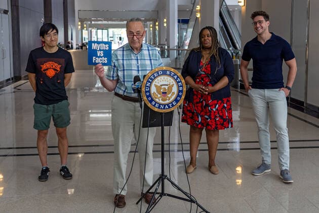 News Bilder des Tages May 23, 2021, New York, United States: Senate Majority Leader Chuck Schumer (D-NY) speaks at a press conference in New York City..Standing with Huge Ma, who created the TurboVax Twitter bot, YouTube s Dr. Mike Varshavski, who has reached millions of followers in a week and Dr. Heather Irobunda of the Bronx, who uses her Instagram to educate tens-of-thousands of followers, Senator Chuck Schumer says that such young New Yorker social media influencers could be valuable asset in federal vaccine effort to convince young vaccine skeptics. New York United States - ZUMAs197 20210523_zaa_s197_244 Copyright: xRonxAdarx