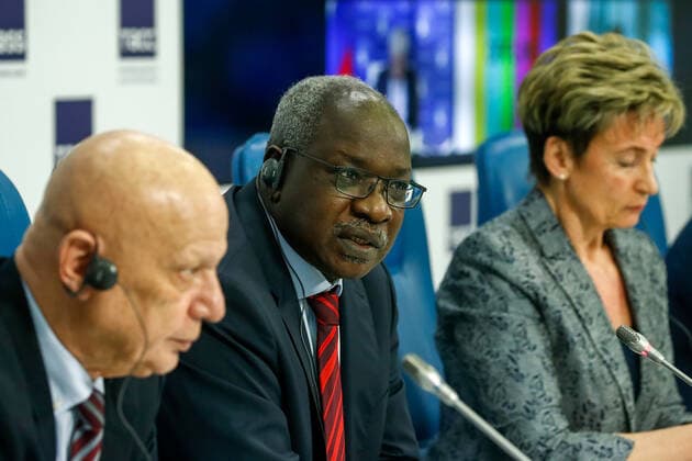 News Bilder des Tages MOSCOW, RUSSIA - MAY 24, 2021: The chair of the Association of Economic Cooperation with African States, Alexander Saltanov, Cameroon s Ambassador to Russia, Mahamat Paba Sale, and Irina Abramova, the director of the Institute for African Studies (IAS) of the Russian Academy of Sciences, (L-R) attend a plenary session of the 15th International African Studies Conference titled Destinies of Africa in the Modern World , held to mark Africa Day ahead of the 2nd Russia-Africa Summit. The 15th International African Studies Conference Destinies of Africa in the Modern World is held on May 24-26, 2021, by the Institute for African Studies (IAS) of the Russian Academy of Sciences (RAS) in cooperation with the Roscongress Foundation. Artyom Geoda TS1011C4