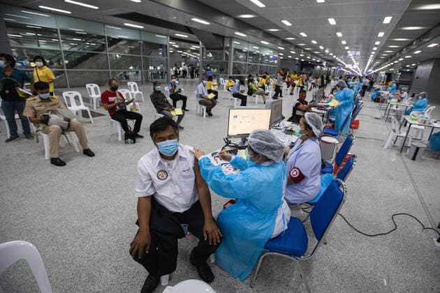 May 24, 2021, Bangkok, Thailand: A health worker prepares to administer a dose of Sinovac Vaccine to a public transportation employee at the Bang Sue vaccination center in Bangkok..The Thai government has opened a vaccine center in Bang Sue, which is located in northern Bangkok. The aim of this vaccine center is to provide vaccines to public transportation employee such as train operators, bus, taxi, and motorcycle drivers beginning on May 24 before start offering walk-in vaccines on June 1. Bangkok Thailand - ZUMAs197 20210524_zaa_s197_003 Copyright: xVaruthxPongsapipattx