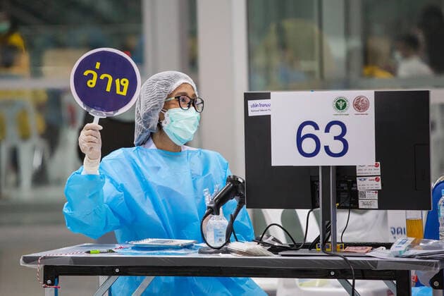 May 24, 2021, Bangkok, Thailand: A health worker holds a sign that reads Vacancy at the Bang Sue vaccination center in Bangkok..The Thai government has opened a vaccine center in Bang Sue, which is located in northern Bangkok. The aim of this vaccine center is to provide vaccines to public transportation employee such as train operators, bus, taxi, and motorcycle drivers beginning on May 24 before start offering walk-in vaccines on June 1. Bangkok Thailand - ZUMAs197 20210524_zaa_s197_011 Copyright: xVaruthxPongsapipattx