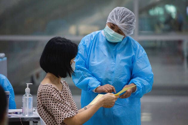 May 24, 2021, Bangkok, Thailand: A health worker talks to a woman at the Bang Sue vaccination center in Bangkok..The Thai government has opened a vaccine center in Bang Sue, which is located in northern Bangkok. The aim of this vaccine center is to provide vaccines to public transportation employee such as train operators, bus, taxi, and motorcycle drivers beginning on May 24 before start offering walk-in vaccines on June 1. Bangkok Thailand - ZUMAs197 20210524_zaa_s197_012 Copyright: xVaruthxPongsapipattx