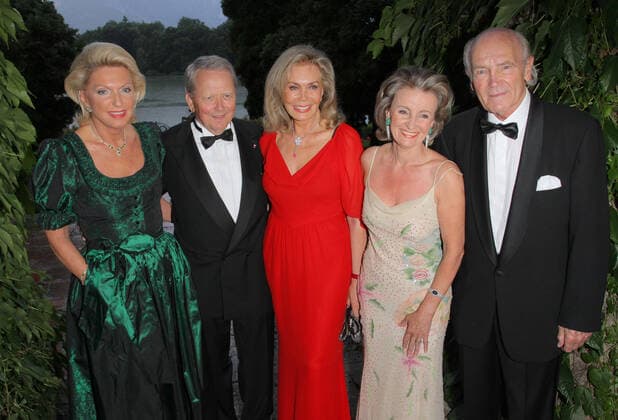 Salzburger Festspiele 23.07.2010 Maria-Elisabeth Schaeffler (Gruppe, Continental) + Dr. Wolfgang Porsche + Renate Thyssen-Henne + Hotel-Sacher-Chefin Elisabeth Guertler + Ernst Henne im Schloss Leopoldskron bei dem (International Salzburg Association) ISA - Empfang anlaesslich des Beginns der Salzburger Festspiele - 23.07.2010 - Â *** Salzburg Festival 23 07 2010 Maria Elisabeth Schaeffler Group, Continental Dr Wolfgang Porsche Renate Thyssen Henne Hotel Sacher Chef Elisabeth Guertler Ernst Henne in Leopoldskron Castle at the International Salzburg Association ISA Reception on the occasion of the start of the Salzburg Festival 23 07 2010 Â