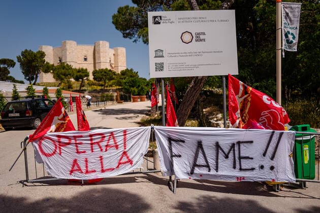 News Bilder des Tages Protest Of The Workers Of The Castel Del Monte Protest placards of the workers of Castel del Monte in Andria on May 24, 2021. The workers who manage the additional museum services and the ticket offices of Castel del Monte are at risk of dismissal. Mobilization also in the Bat, as well as in the other Apulian provinces. The Regional Directorate of Museums of Puglia and the Management of MARTA in Taranto have not extended the concession of the integrated management of museum services to the Nova Apulia company. Therefore the workers today protested in front of the Castel del Monte with the presence of the CIGL Union Molfetta Italy pischettola-notitle210524_npy7x  Copyright: xDavidexPischettolax