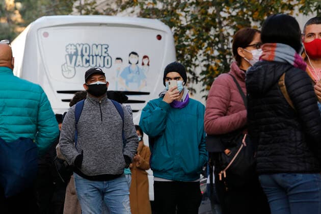 Santiago, May 24, 2021 Long lines are registered in Vacunatorio mobil in downtown Santiago People under 30 years must be vaccinated by calendar on these dates Marcelo Hernandez Atonchile, Santiago Chile Aton 512371  Copyright: MARCELOxHERNANDEZ ATONCHILE