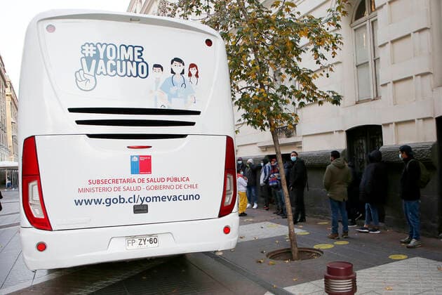 Santiago, May 24, 2021 Long lines are registered in Vacunatorio mobil in downtown Santiago People under 30 years must be vaccinated by calendar on these dates Marcelo Hernandez Atonchile, Santiago Chile Aton 512396  Copyright: MARCELOxHERNANDEZ ATONCHILE
