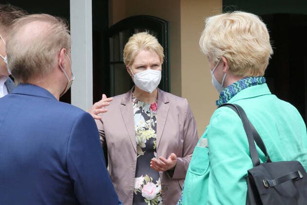 The prime minister of the country Mecklenburg Vorpommern Manuela Schwesig visits the local restaurant Nudeloper on Monday 24 05 2021 in Gnoien district Rostock There she accompanies together with the DEHOGA president of the country MV Lars black the opening of the catering trade in the northeast Here again under observ