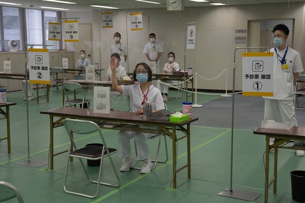 Coronavirus in Japan, Massenimpfung in Tokio May 24, 2021, Tokyo, Japan: Nurses wait to process people arriving to receive the Moderna coronavirus vaccine at the newly-opened mass vaccination centre. With one of the lowest Covid-19 vaccination rates in the developed world and with the Tokyo Olympic Games little over two months away, Japanese authorities have opened mass vaccination sites in Tokyo and Osaka in an effort to boost their coronavirus inoculation campaign. Tokyo Japan  - ZUMA 20210524_mda_z114_024 Copyright: xCarlxCourt-POOLx