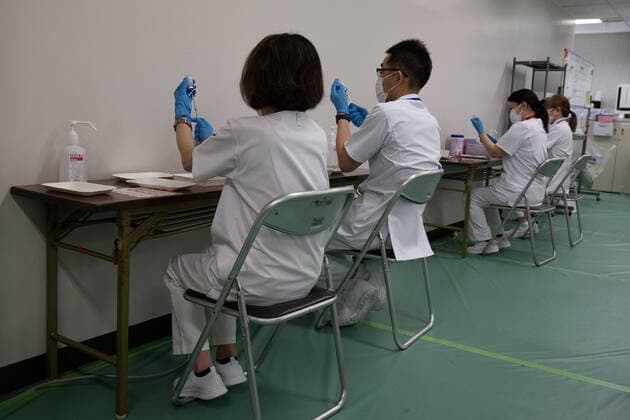 Coronavirus in Japan, Massenimpfung in Tokio May 24, 2021, Tokyo, Japan: Medical staff prepare Moderna coronavirus vaccines for use at the newly-opened mass vaccination centre. With one of the lowest Covid-19 vaccination rates in the developed world and with the Tokyo Olympic Games little over two months away, Japanese authorities have opened mass vaccination sites in Tokyo and Osaka in an effort to boost their coronavirus inoculation campaign. Tokyo Japan  - ZUMA 20210524_mda_z114_032 Copyright: xCarlxCourt-POOLx