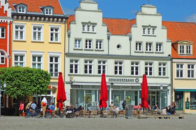 Marketplace Greifswald Many citizens of the Hanseatic City of Greifswald and the surrounding area enjoy the newly won freedom 24 05 2021 Greifswald Lockdown