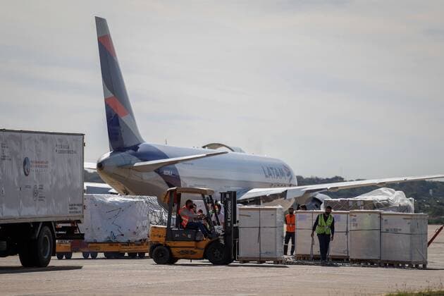 A picture taken from the arrival of the Latam plane with a shipment of 250,000 doses of Pfizer vaccine against covid-19, at the Silvio Pettirossi International Airport, in Luque, Paraguay, 24 May 2021. Paraguay eased the vaccine shortage on Monday, which led to the partial suspension of immunizations, with the arrival of 250,000 biologicals from the United Arab Emirates, the day the Government announced a pre-contract for one million doses with the multinational Pfizer. EFE Nathalia Aguilar Paraguay breathes with some relief after the arrival of 250,000 vaccines !ACHTUNG: NUR REDAKTIONELLE NUTZUNG! Copyright: xNathaliaxAguilarx AME292 20210524-637574940743913727