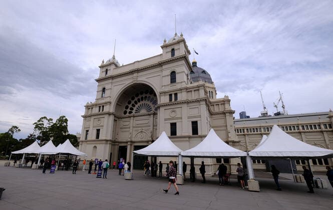 VICTORIA CORONAVIRUS COVID19, People line up to get vaccinated for Covid-19 outside the Royal Exhibition Building in Carlton, Melbourne, Tuesday, May 25, 2021. ( NO ARCHIVING, EDITORIAL USE ONLY, NO USE IN BOOKS WITHOUT CONSENT Melbourne VIC AUSTRALIA  Copyright: xLUISxASCUIx 20210525001544997909