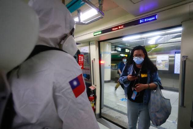 May 25, 2021, Taioei, Taipei, Taiwan: Military officers disinfecting public areas in Taipei travel on the subway following a continuous rise in the number of domestic Covid-19 cases, with a nationwide Level 3 Covid-19 alert being extended to 14 June 2021. Taiwan reported 281 new domestic cases and 261 adjusted domestic cases on 25 May, according to Taiwan Center for Disease Control. Taioei Taiwan - ZUMAs313 20210525_zip_s313_013 Copyright: xDanielxCengxShou-Yix