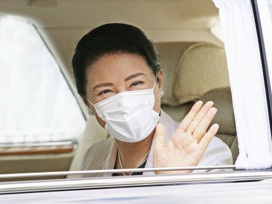Bilder des Jahres 2021, Entertainment 05 Mai Entertainment Bilder des Tages Japanese Empress Masako Japanese Empress Masako waves as she arrives at the Imperial Palace in Tokyo on May 25, 2021, wearing a mask amid the coronavirus pandemic. (Pool photo) 
