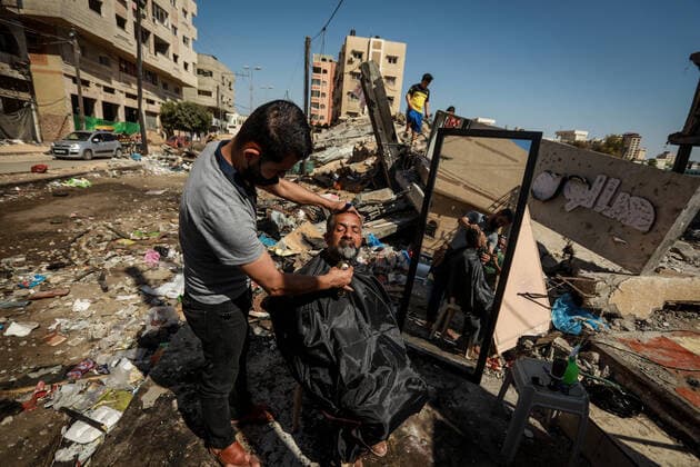 Bilder des Jahres 2021, News 05 Mai News Themen der Woche KW21 News Bilder des Tages Daily Life In Gaza A Palestinian barber works next to the ruins of buildings and shops destroyed by Israeli strikes, in Gaza City, on May 25, 2021. - A ceasefire was reached late last week after 11 days of deadly violence between Israel and the Hamas movement which runs Gaza, stopping Israel s devastating bombardment on the overcrowded Palestinian coastal enclave which, according to the Gaza health ministry, killed 248 Palestinians, including 66 children, and wounded more than 1,900 people. Meanwhile, rockets from Gaza claimed 12 lives in Israel, including one child and an Israeli soldier. Gaza Palestine fathi-notitle210525_npREa  Copyright: xMajdixFathix