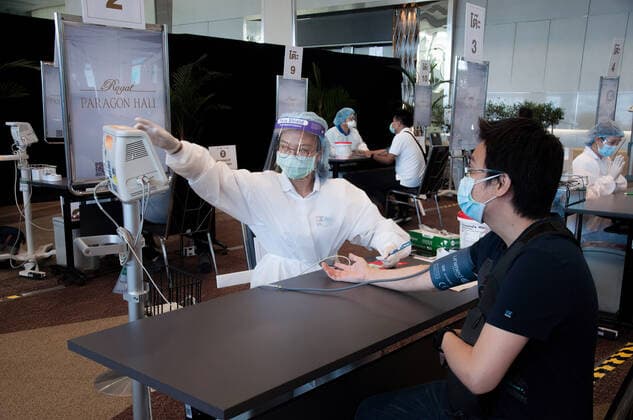 May 25, 2021, Bangkok, Thailand: A man s blood pressure being measured before receiving a shot of Sinovac vaccine during vaccination against COVID-19 coronavirus disease for aircrew members and employees of commercial airlines at Siam Paragon shopping mall in Bangkok. Bangkok Thailand - ZUMAs197 20210525_zaa_s197_052 Copyright: xPeeraponxBoonyakiatx