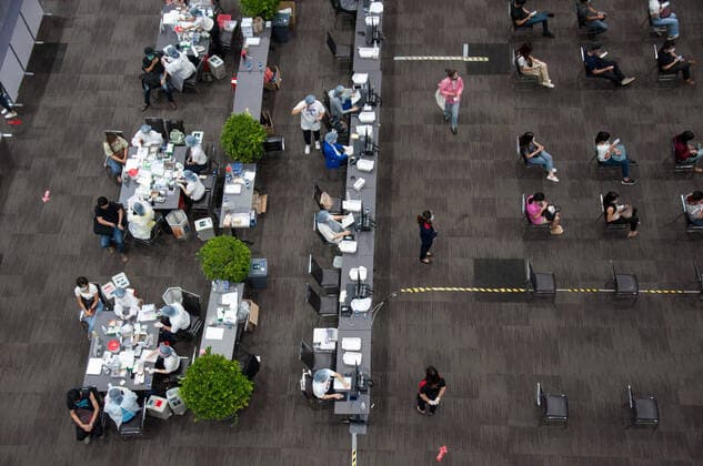 May 25, 2021, Bangkok, Thailand: Aircrew members and employees of commercial airlines wait to get vaccinated with Sinovac vaccine at Siam Paragon shopping mall in Bangkok. Bangkok Thailand - ZUMAs197 20210525_zaa_s197_073 Copyright: xPeeraponxBoonyakiatx