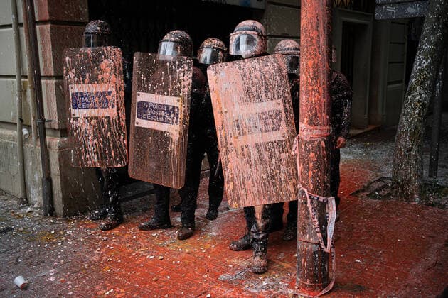 Bilder des Jahres 2021, News 05 Mai News Themen der Woche KW21 News Bilder des Tages Eviction With Riots In Barcelona Anti-eviction activists clash with police throwing paint, eggs and flour on May 25, 2021, during an executed an eviction from a flat in the Llavors occupied Block, in the Poble Sec neighborhood, in Barcelona, Spain. Barcelona Catalonia Spain delacalle-notitle210525_npLUp  Copyright: xPauxdexlaxCallex