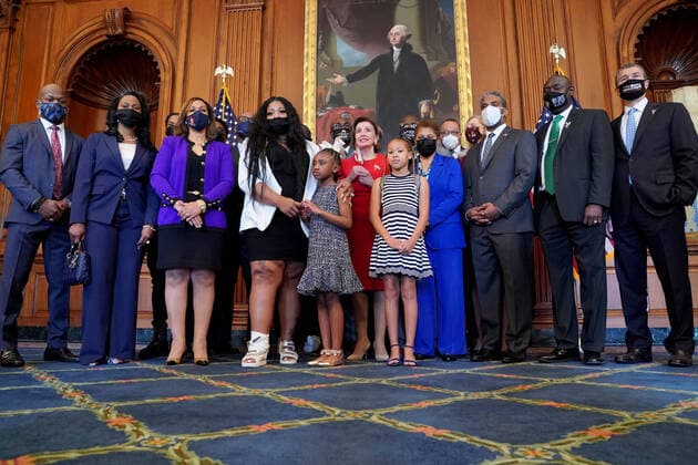 Bilder des Jahres 2021, News 05 Mai News Themen der Woche KW21 News Bilder des Tages Speaker of the United States House of Representatives Nancy Pelosi (Democrat of California) makes a statement as House Democrats and family members of the late George Floyd hold a photo op prior to their meeting at the U.S. Capitol in Washington, D.C., to mark the one year since his killing on Tuesday, May 25, 2021. Copyright: xPoolxviaxCNPx MediaPunchx