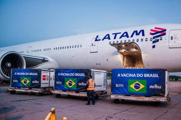 May 25, 2021, Guarulhos, Brazil: Sao Paulo Governor Joao Doria and Health Secretary Jean Gorinchteyn accompany the landing of a batch of 3,000 liters of Active Pharmaceutical Ingredient (IFA) for the production of the Coronavac vaccine against covid-19, on Tuesday afternoon (25) ), at Guarulhos International Airport, in Greater Sao Paulo. According to the Butantan Institute, the IFA from China will be enough to produce 5 million doses of the immunizer.  Copyright: xFepesilx