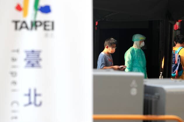 May 26, 2021, Taipei, Taipei, Taiwan: Medical workers in protective suits triage citizens at a rapid Covid-19 testing centre in Taipei, following a spike in the number of domestic Covid-19 cases. Taiwan Center for Disease Control on Wednesday reported 304 new domestic cases, 331 adjusted cases, and 11 deaths while facing inadequate vaccines supply in the face of the ongoing community transmission. Taipei Taiwan - ZUMAs313 20210526_zip_s313_019 Copyright: xDanielxCengxShou-Yix