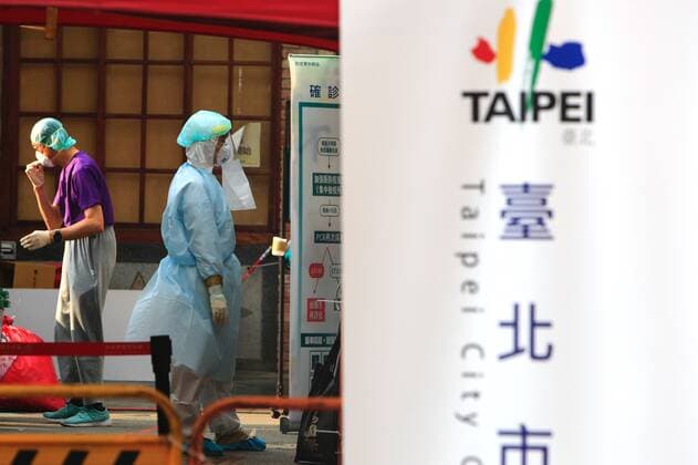 May 26, 2021, Taipei, Taipei, Taiwan: Medical workers in protective suits triage citizens at a rapid Covid-19 testing centre in Taipei, following a spike in the number of domestic Covid-19 cases. Taiwan Center for Disease Control on Wednesday reported 304 new domestic cases, 331 adjusted cases, and 11 deaths while facing inadequate vaccines supply in the face of the ongoing community transmission. Taipei Taiwan - ZUMAs313 20210526_zip_s313_021 Copyright: xDanielxCengxShou-Yix