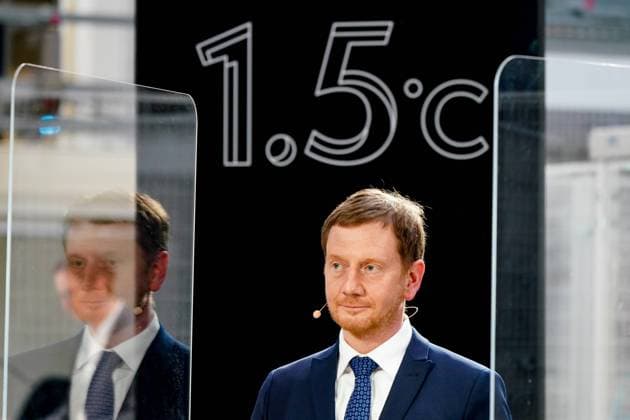 Produktionsstart der Solarmodulfertigung in Freiberger Sachsens Ministerpräsident Michael Kretschmer (CDU) steht vor einer Solarzelle mit der Aufschrift 1,5 Grad Celsius (Gemeint ist das 1,5 Grad Celsius-Ziel des Pariser Klimaabkommens) in den Produktionshallen der Meyer Burger Technology AG im sächsischen Freiberg. Kretschmer nahm am Produktionsstart der Solarmodulfertigung in dem Unternehmen teil. Freiberg Sachsen Deutschland *** Start of production of solar modules in Freiberg Saxony Minister President Michael Kretschmer CDU stands in front of a solar cell with the inscription 1.5 degrees Celsius Meaning the 1.5 degrees Celsius target of the Paris Climate Agreement in the production halls of Meyer Burger Technology AG in Freiber