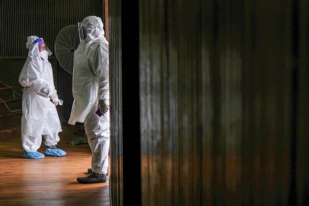 May 26, 2021, Sungai Buloh, Malaysia: A healthcare worker seen wearing a personal protective equipment suit (PPE) at a test center in Sungai Buloh..Malaysia has recorded the highest daily cases of Covid-19, yesterday with a record of 7,289 cases. Selangor government continues to conduct mass COVID19 screening tests over the state to battle the coronavirus pandemic. Sungai Buloh Malaysia - ZUMAs197 20210526_zaa_s197_016 Copyright: xFarisxHadziqx