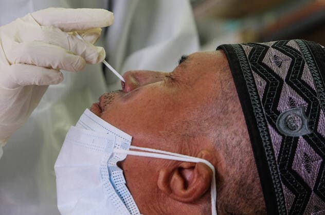 May 26, 2021, Sungai Buloh, Malaysia: A man gets a nasal swab sample during the COVID19 testing at a test center in Sungai Buloh..Malaysia has recorded the highest daily cases of Covid-19, yesterday with a record of 7,289 cases. Selangor government continues to conduct mass COVID19 screening tests over the state to battle the coronavirus pandemic. Sungai Buloh Malaysia - ZUMAs197 20210526_zaa_s197_019 Copyright: xFarisxHadziqx