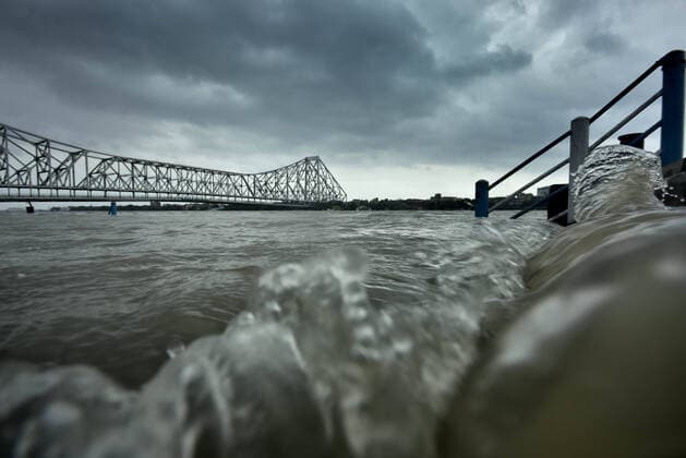 IMAGO Nature: Unsere Erde, Klimawandel, Überschwemmungen News Bilder des Tages India: Cyclone Yaas in Howrah Ganga River overflows at Howrah. Ramkrishnapur Ghat is on flood after hit by Cyclone Yaas. Kolkata West Bengal India Copyright: DipaxChakraborty