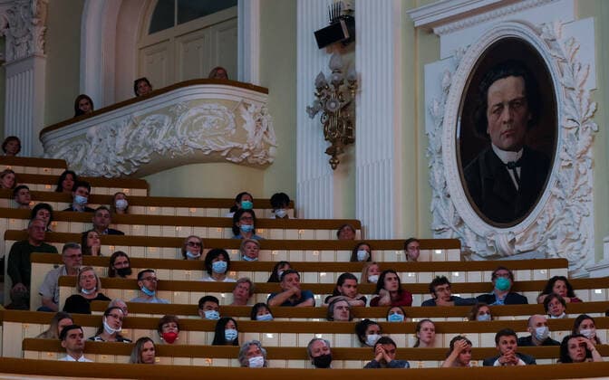 MOSCOW, RUSSIA - MAY 26, 2021: Spectators attend a solo concert by Israeli pianist and conductor Daniel Barenboim, the six-time Grammy winner, at the Great Hall of the Moscow Tchaikovsky Conservatory. He dedicates the event to his late fellow pianist, friend and father-in-law Dmitry Bashkirov. Vyacheslav Prokofyev TASS  TS101764
