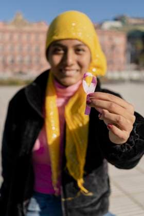 IMAGO Creative: Brustkrebsmonat Young woman with cancer undergoing chemotherapy treatment offering the pink ribbon of the fight against breast cancher. Buenos Aires, CABA, Argentina CR_TNNVIH210526-754679-01 ,model released, Symbolfoto