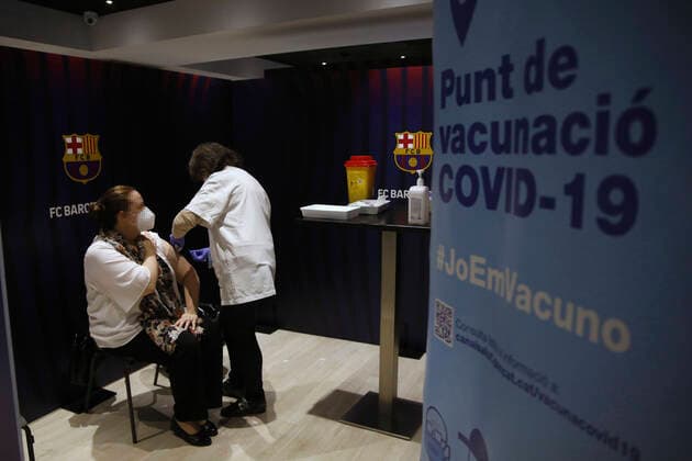 News Bilder des Tages A woman receives the first dose of Pfizer s Covid-19 vaccine on 27 May 2021 in the Berlin Room of the Camp Nou stadium in Barcelona, Catalonia, Spain. This Thursday, a Covid-19 vaccine administration site opened at Camp Nou, FC Barcelona s stadium, and will be open for three weeks. This vaccination device has been installed in the Berlin Room of the stadium, it will have four vaccination boxes and a rate of 2,500 doses per week. 27 MAY 2021;CAMP NOU;VACCINATION;COVID-19;VIRUS;HEALTH Kike Rincon LagenciaEP 05 27 2021 MADRID MADRID Spain Copyright: xKikexRinconx 3739565