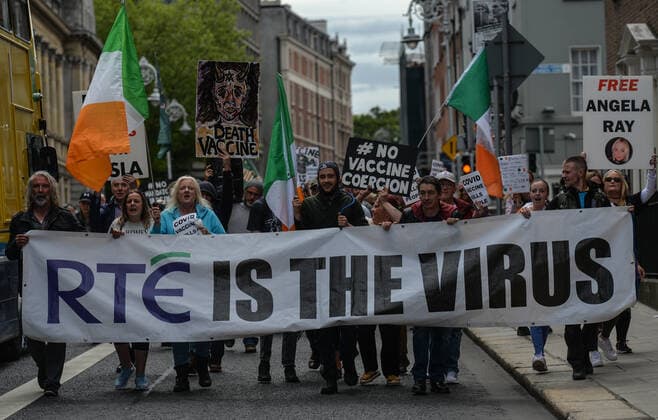 Anti-Vaccination Protest In Dublin Anti-Vaccination, anti-mask and anti-pandemic protesters march in the center of Dublin. On Thursday, 27 May 2021, in Dublin, Ireland. Dublin Ireland widak-antivacc210527_npUp9  Copyright: xArturxWidakx