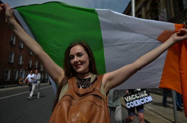 Anti-Vaccination Protest In Dublin A protester holds an Irish flag during an anti-Vaccination, anti-mask and anti-pandemic protest in the center of Dublin. On Thursday, 27 May 2021, in Dublin, Ireland. Dublin Ireland widak-antivacc210527_nps1d  Copyright: xArturxWidakx