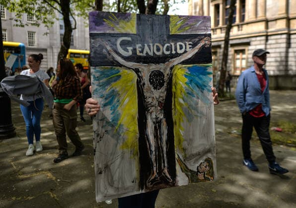Anti-Vaccination Protest In Dublin A protester holds a placard during an anti-Vaccination, anti-mask and anti-pandemic protest in the center of Dublin. On Thursday, 27 May 2021, in Dublin, Ireland. Dublin Ireland widak-antivacc210527_npgYi  Copyright: xArturxWidakx