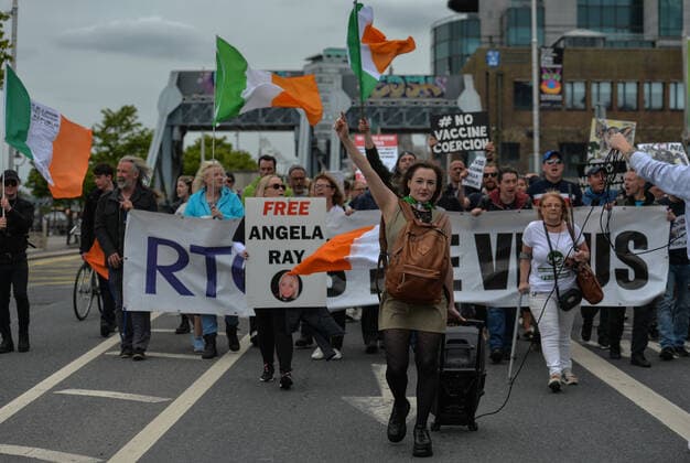 Anti-Vaccination Protest In Dublin Anti-Vaccination, anti-mask and anti-pandemic protesters march in the center of Dublin. On Thursday, 27 May 2021, in Dublin, Ireland. Dublin Ireland widak-antivacc210527_npZr6  Copyright: xArturxWidakx