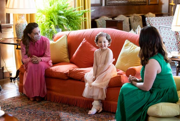 Fashion Trend Report 2022: Empowerment Pink Bilder des Jahres 2021, Entertainment 05 Mai Entertainment Bilder des Tages . 27 05 2021. Edinburgh, United Kingdom. Kate Middleton, The Duchess of Cambridge, meets Mila Sneddon, aged five, at the Palace of Holyroodhouse in Edinburgh, Scotland,United Kingdom. Cancer patient Mila features in an image from the Hold Still photography project which showed her kissing her father Scott through a window whilst she was shielding during her chemotherapy treatment.  xPoolx xi-Imagesx IIM-22212-0065