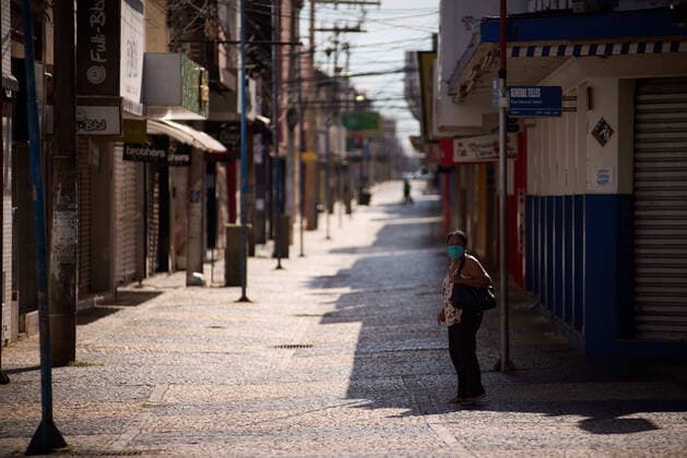 May 27, 2021, Franca, Sao Paulo, Brazil: A woman observes the trade closed during lockdown in Franca, Sao Paulo, Brazil on May 27, 2021, after a collapse in the city s health system due to the covid-19 pandemic. The measure to contain the spread of contagions by the Coronavirus will last until June 10. Franca Brazil - ZUMAv129 20210527_znp_v129_003 Copyright: xIgorxDoxValex