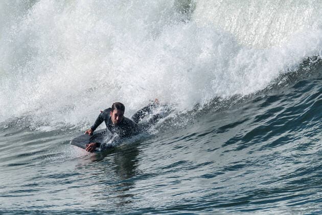 IMAGO Creative: Sommer Sport - Strand Bodyboarder in action on the ocean waves on a sunny day. Copyright: xCarlosxSantosx 22975726