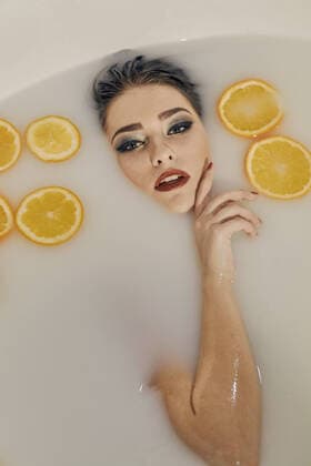 IMAGO Creative: Clickbait, Hautpflege und Kosmetik Young woman in the bath of milk and with oranges slices. Young woman in the bath of milk and with oranges slices. Conceptual fashion photography for design. Skin care and a healthy lifestyle. Closeup naked young woman. Young woman for lifestyle design. Copyright: xNICOLASxARTx 27713714