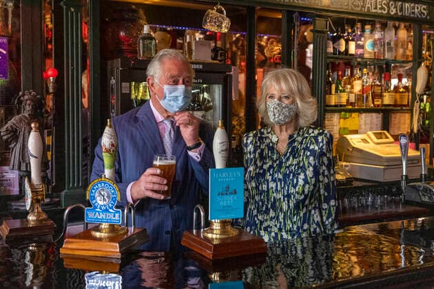 . 27 05 2021. London, United Kingdom. Prince Charles, Prince of Wales and Camilla, Duchess of Cornwall, during a visit to Clapham Old Town, London, United Kingdom, where they pulled a pint of beer in a pub, met firefighters and looked at a barber shop.  xPoolx xi-Imagesx IIM-22213-0025