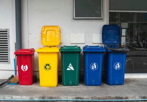 IMAGO Nature: Unsere Erde, Umweltverträgliche Herausforderungen des 21. Jahrhunderts, Recycling Garbage Trash Bins for collecting a recycle materials. Garbage trash bins for waste segregation. Separate waste collection food waste, plastic, paper and danger waste. Recycling. Environment. Garbage Trash Bins for collecting a recycle materials. Garbage trash bins for waste segregation. Separate waste collection food waste, plastic, paper and danger waste. Recycling. Environment Copyright: xx 28835428