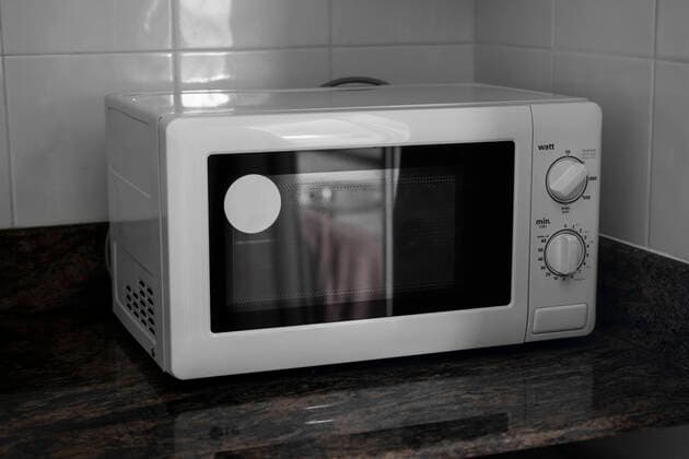 IMAGO Creative: Haushaltsgeräte - Mikrowelle Microwave in a kitchen for cooking or heating a dish. Microwave in a kitchen for cooking or heating a dish Copyright: xx 28836000